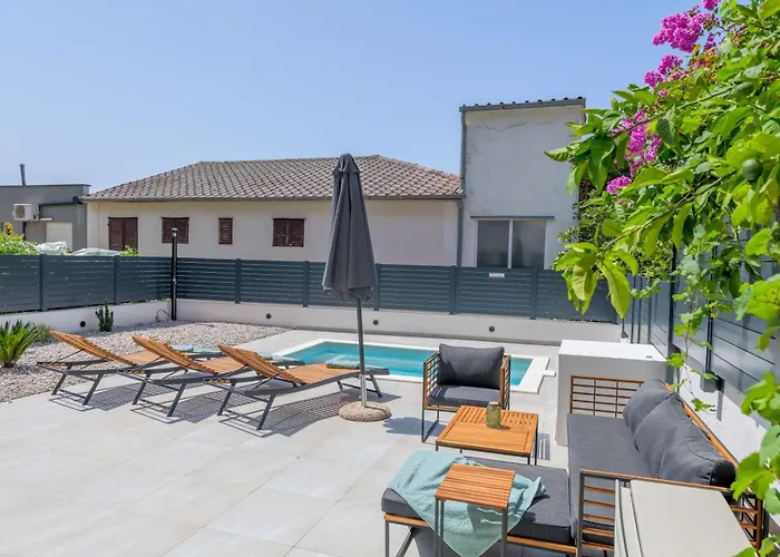 Six On Pool Apartament