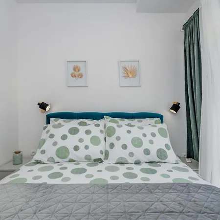 Six On Pool Apartment *
