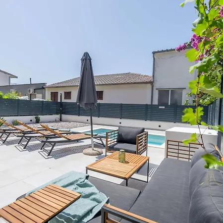Six On Pool Apartment