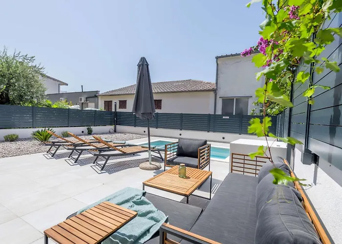 Six On Pool Apartment